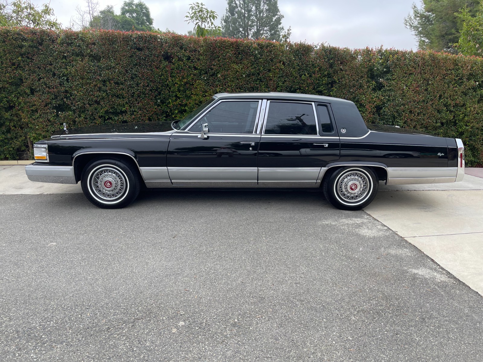 Cadillac-Brougham-1992-Sedan-2