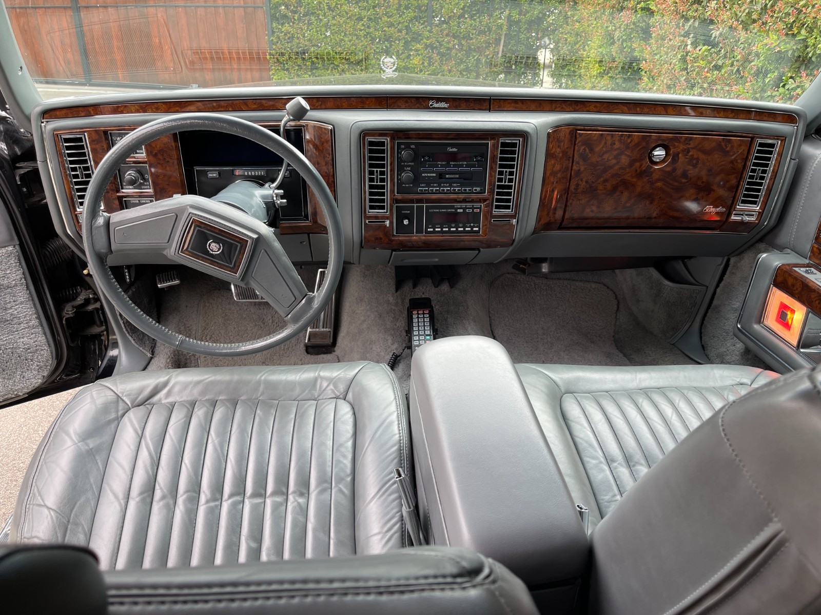 Cadillac-Brougham-1992-Sedan-21