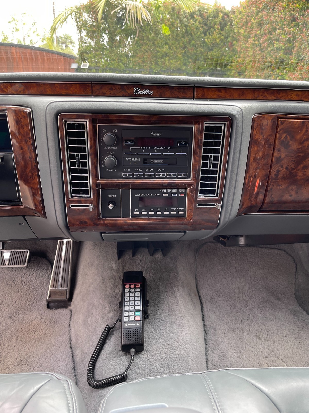 Cadillac-Brougham-1992-Sedan-23