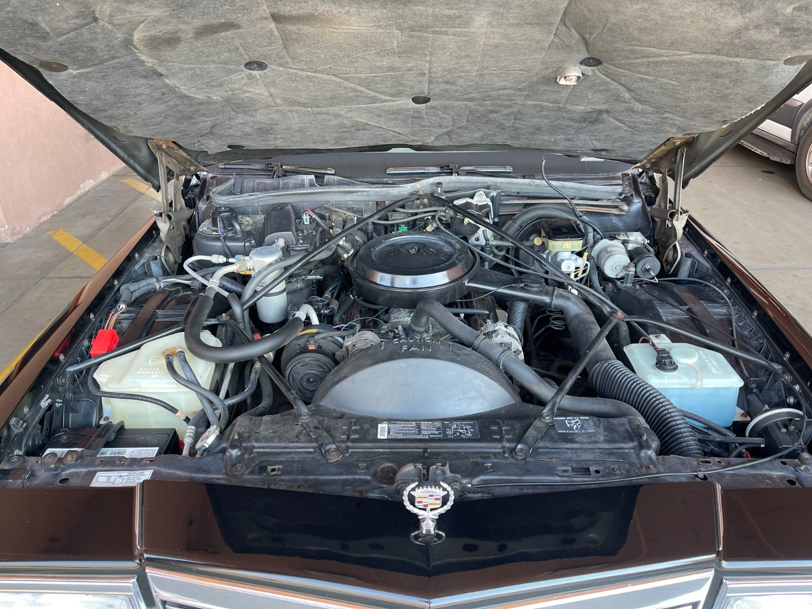 Cadillac-Brougham-1992-Sedan-39