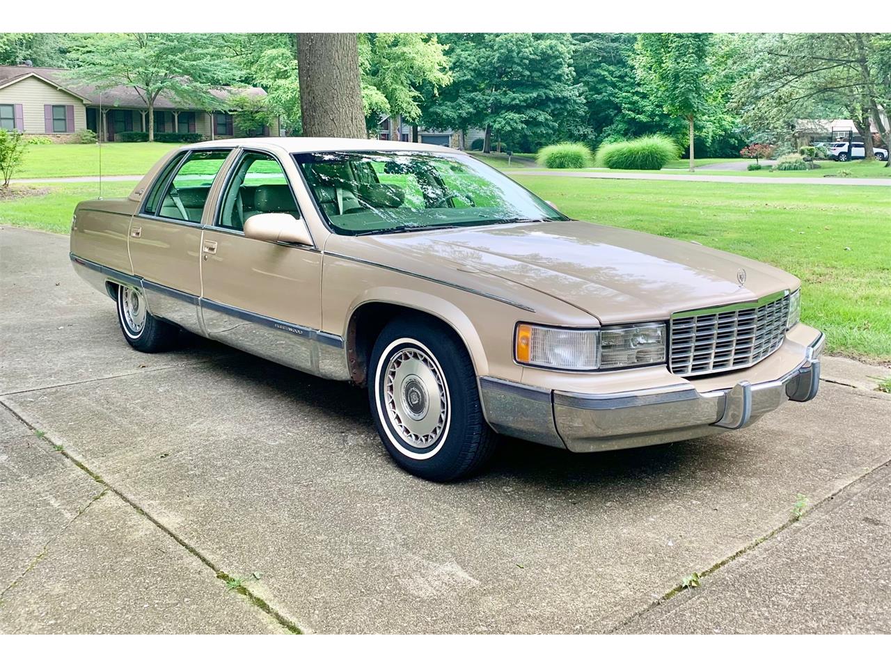 Cadillac-Brougham-1995-Gold-Beige-2