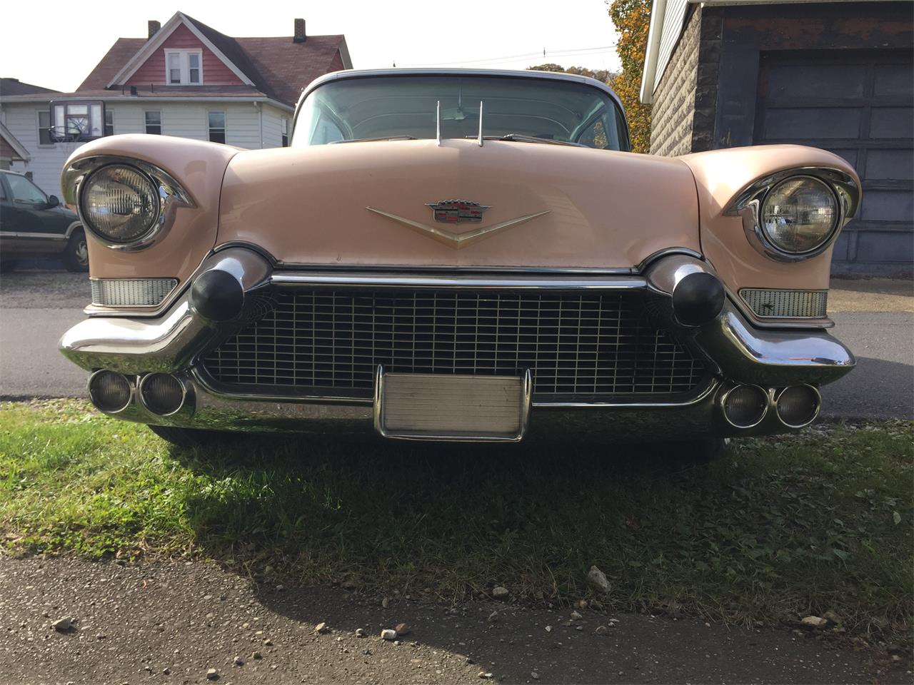 Cadillac-Coupe-deville-1957-Laurel-Mountain-Pink-PinkSilver-2