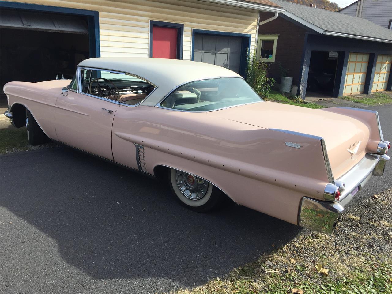 Cadillac-Coupe-deville-1957-Laurel-Mountain-Pink-PinkSilver-3