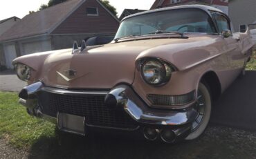 Cadillac-Coupe-deville-1957-Laurel-Mountain-Pink-PinkSilver-4