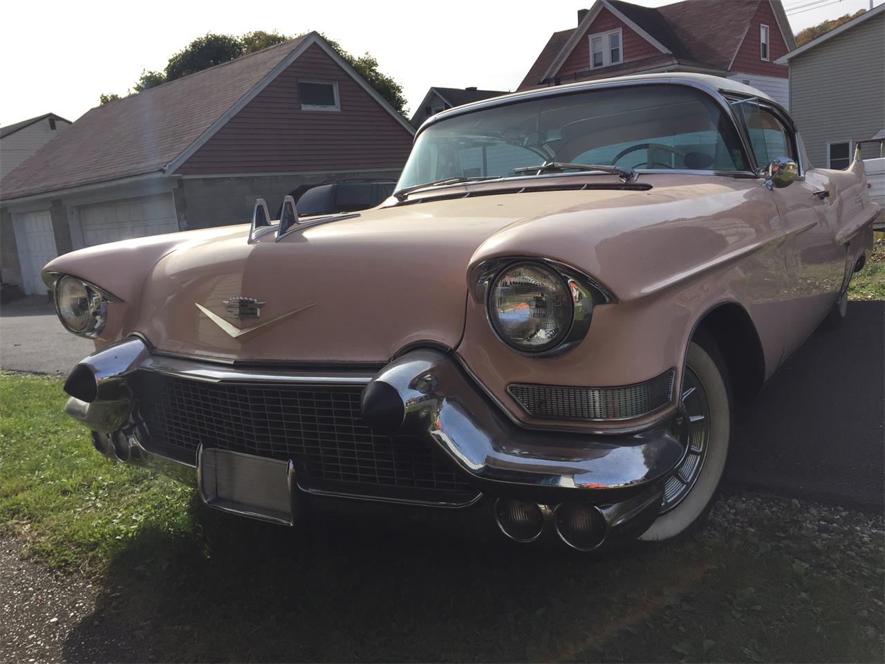 Cadillac-Coupe-deville-1957-Laurel-Mountain-Pink-PinkSilver-4