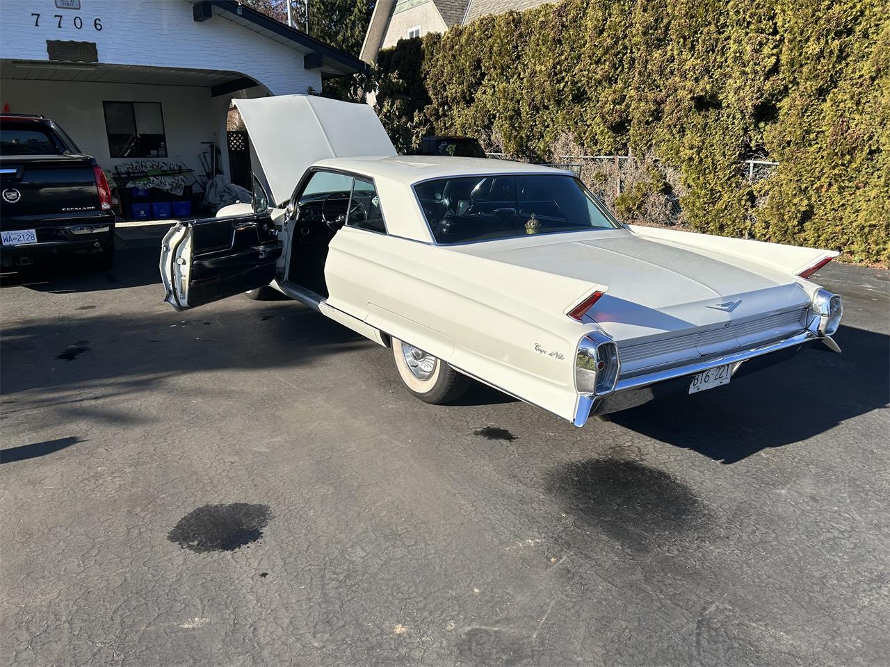 Cadillac-Coupe-deville-1962-White-Black-11