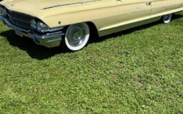 Cadillac-Coupe-deville-1962-Yellow