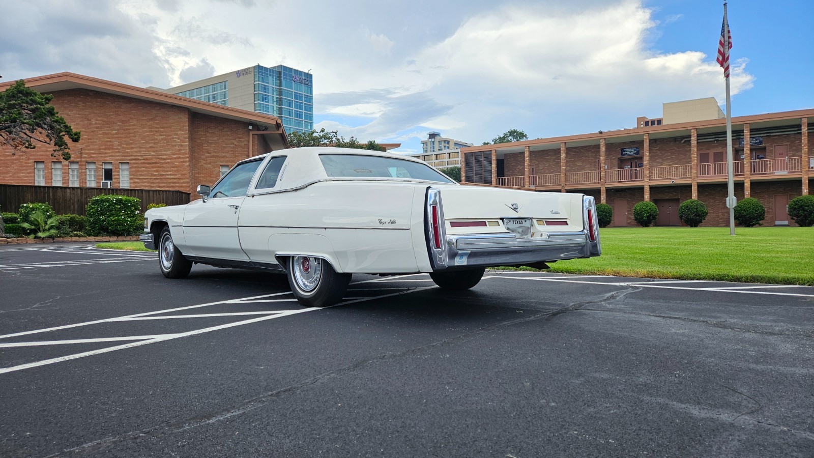 Cadillac-DeVille-1976-Coupe-1