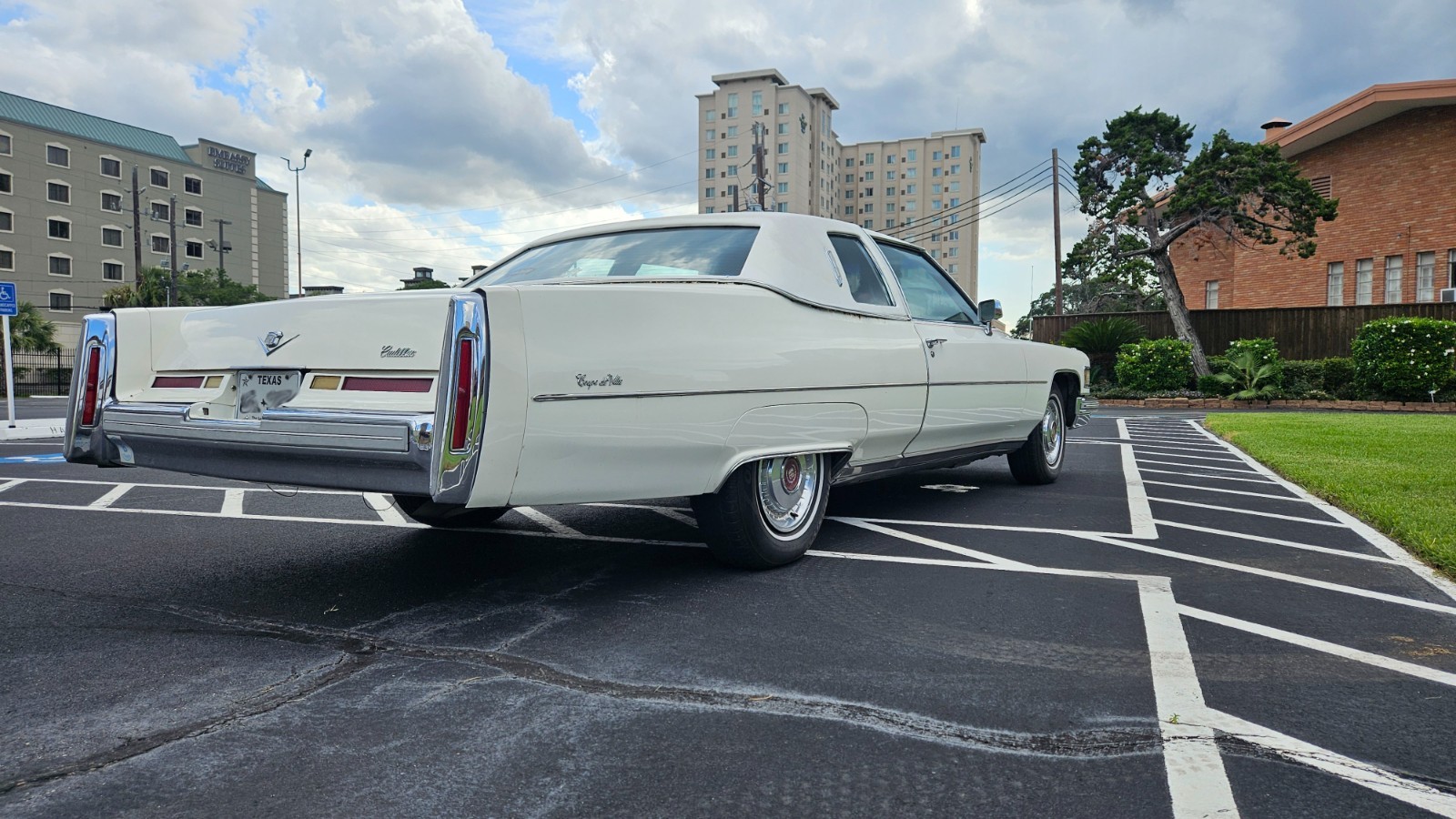 Cadillac-DeVille-1976-Coupe-2