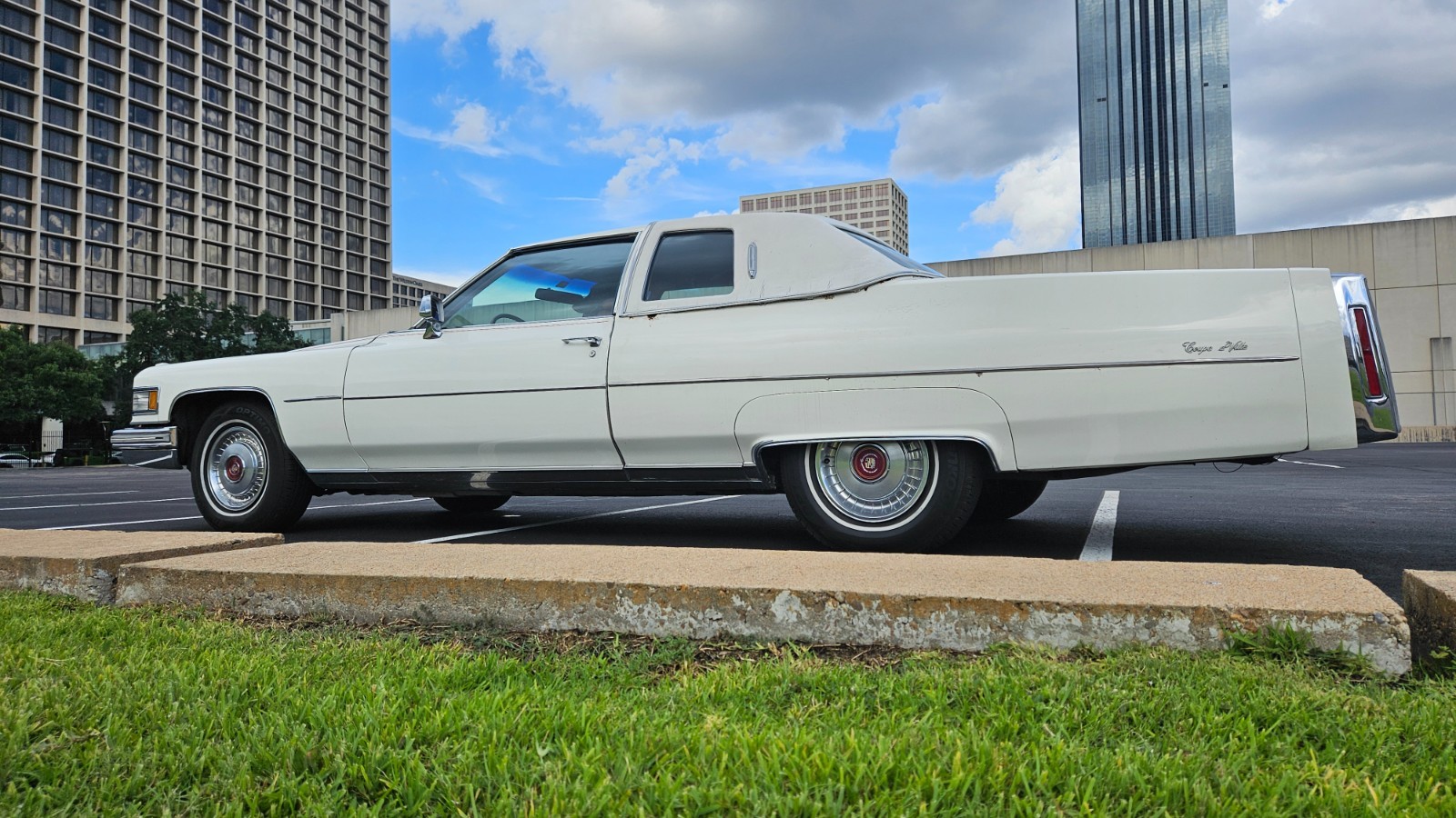 Cadillac-DeVille-1976-Coupe-8