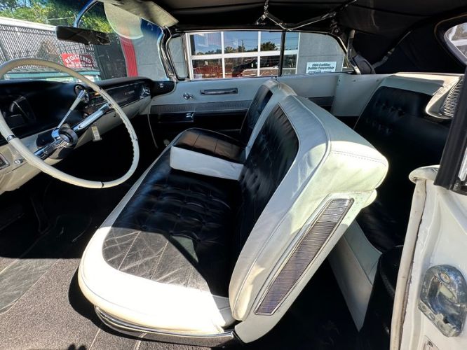 Cadillac-Deville-1960-Olympic-White-BlackWhite-31