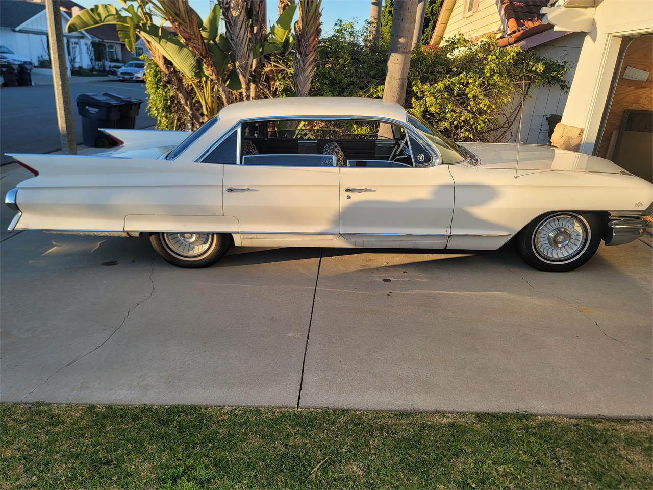 Cadillac-Deville-1961-White-Black-4