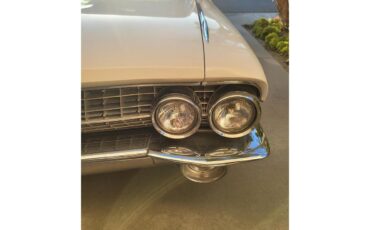 Cadillac-Deville-1961-White-Black-5