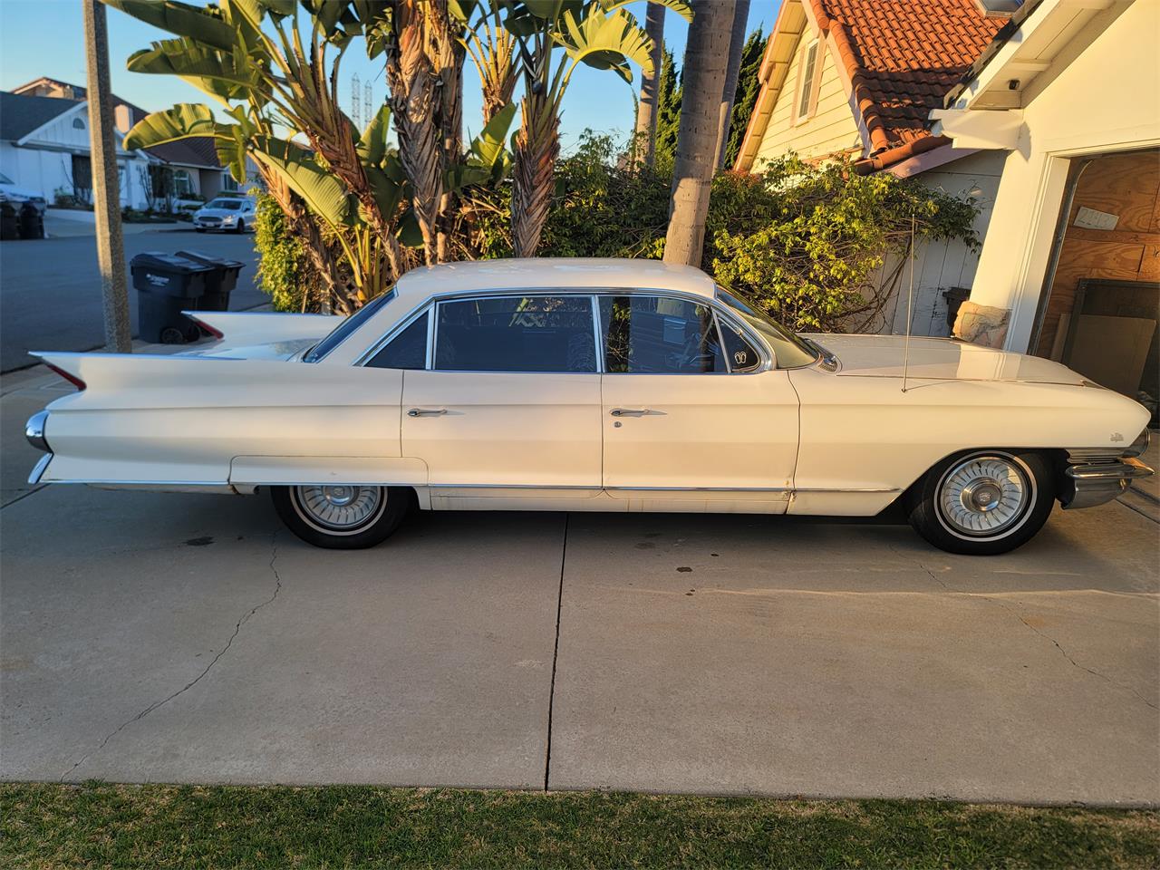 Cadillac-Deville-1961-White-Black-6
