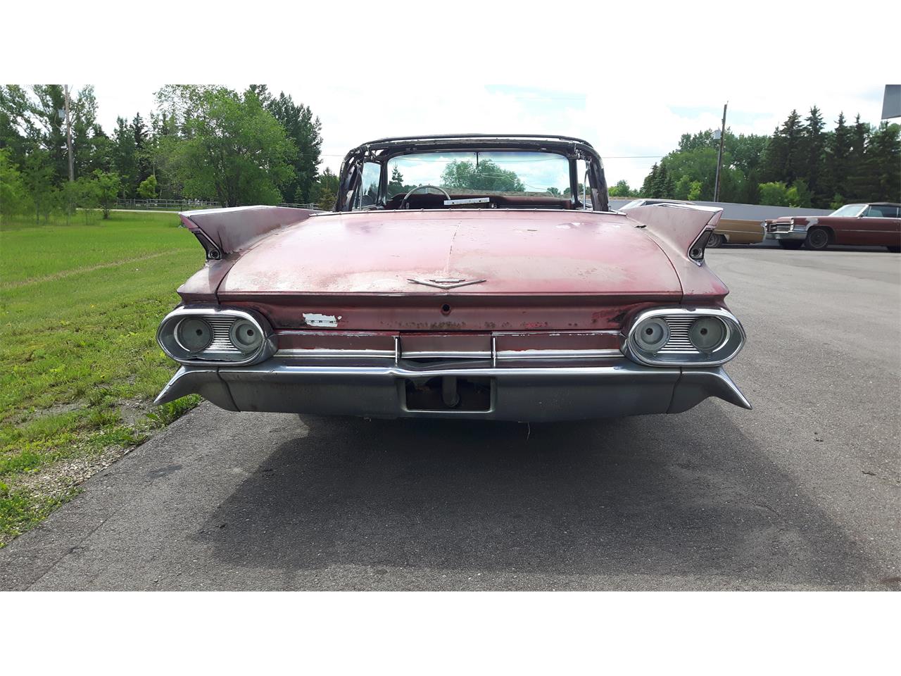 Cadillac-Deville-1961-pompian-red-whiteburgundy-1