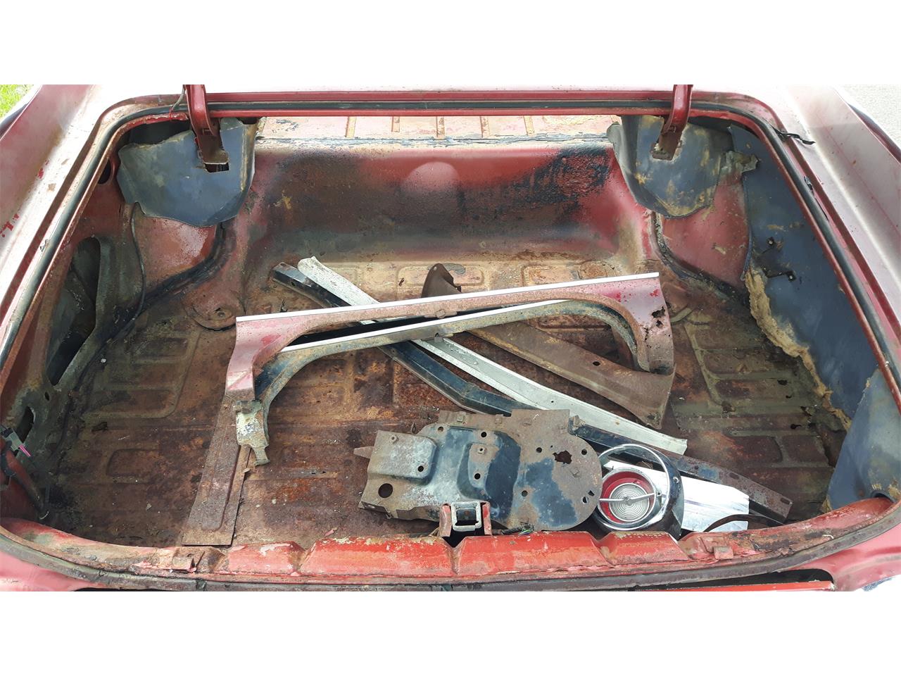 Cadillac-Deville-1961-pompian-red-whiteburgundy-11