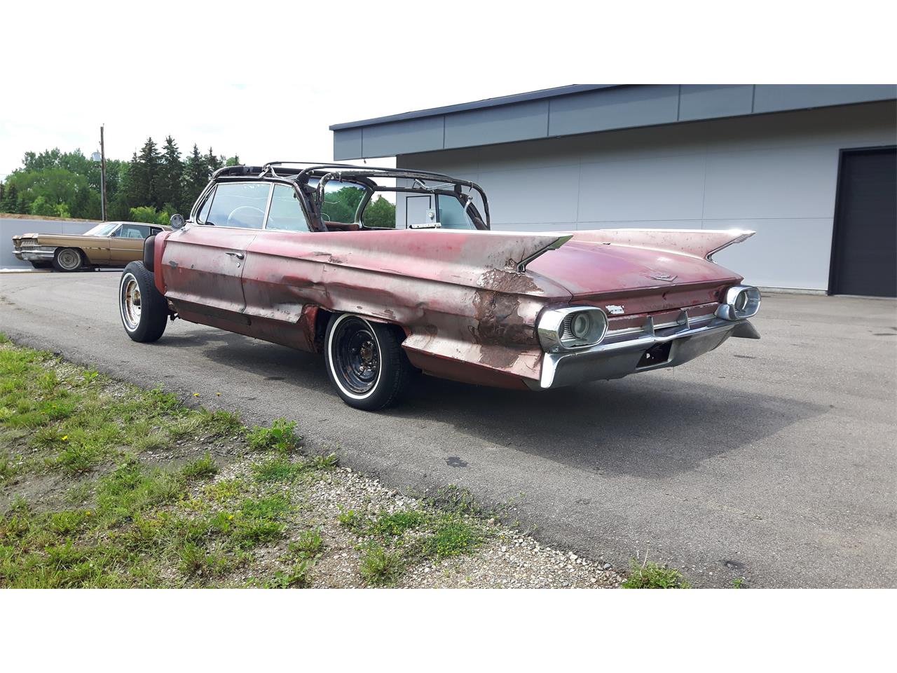 Cadillac-Deville-1961-pompian-red-whiteburgundy-2