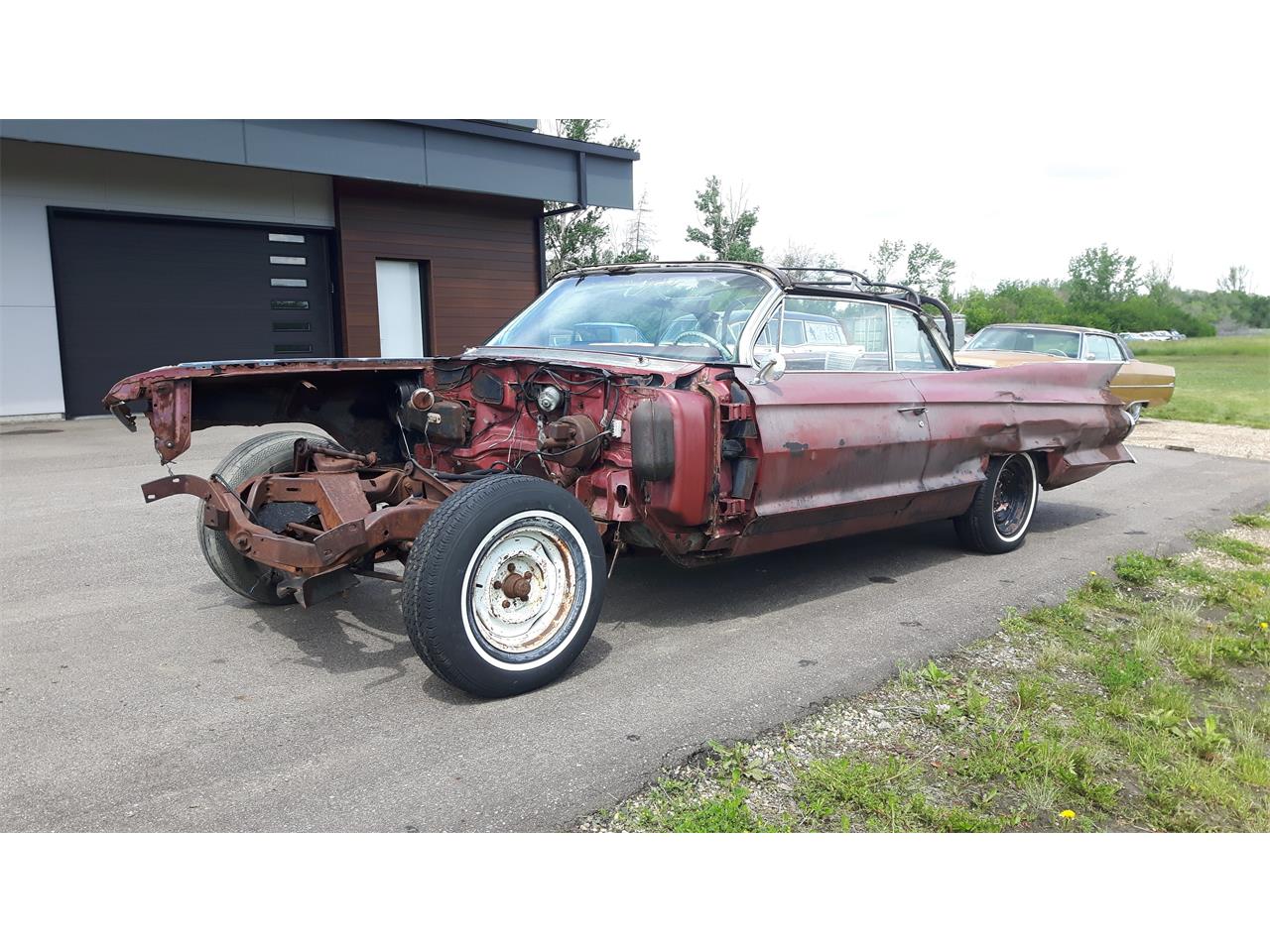 Cadillac-Deville-1961-pompian-red-whiteburgundy-3