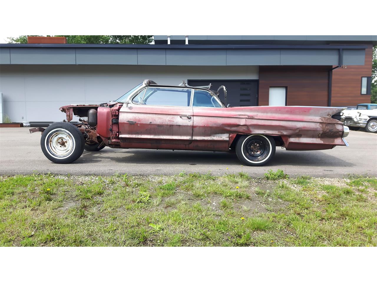 Cadillac-Deville-1961-pompian-red-whiteburgundy-5