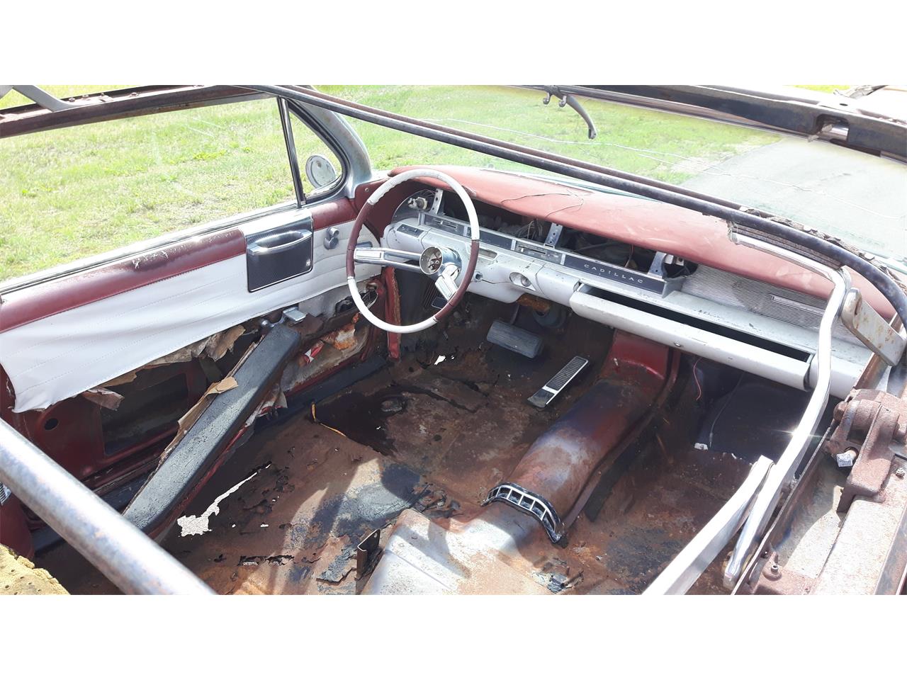 Cadillac-Deville-1961-pompian-red-whiteburgundy-7