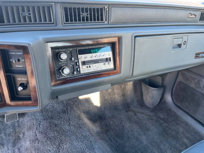 Cadillac-Deville-1988-10