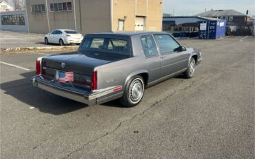 Cadillac-Deville-1988-17