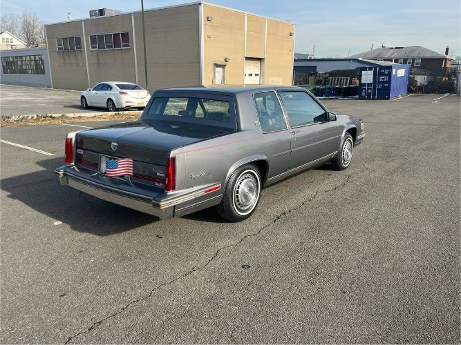 Cadillac-Deville-1988-17