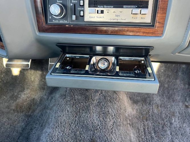 Cadillac-Deville-1988-3