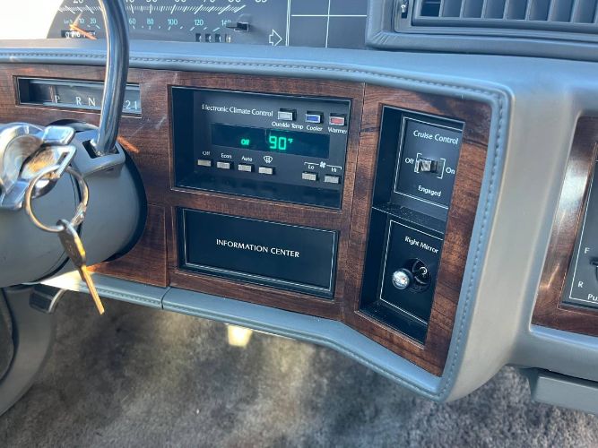 Cadillac-Deville-1988-4