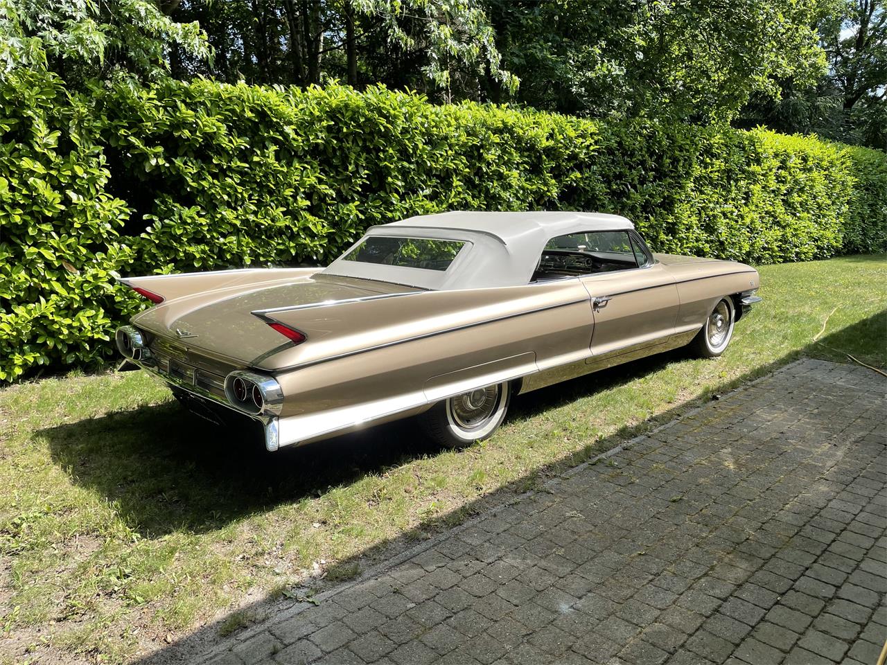 Cadillac-Eldorado-biarritz-1961-Aspen-Gold-Beige-2
