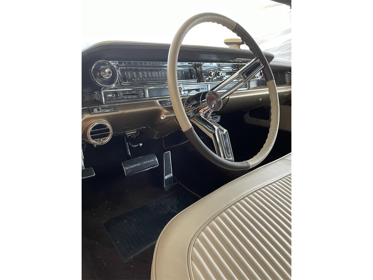 Cadillac-Eldorado-biarritz-1961-Aspen-Gold-Beige-7