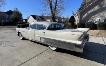 Cadillac-Fleetwood-1958-White-Tan-10