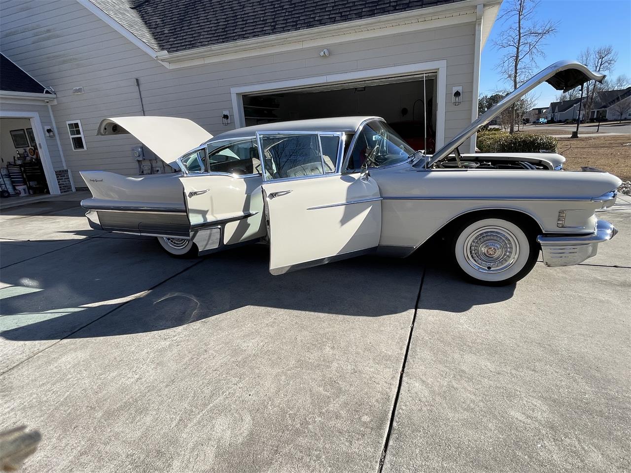 Cadillac-Fleetwood-1958-White-Tan-11