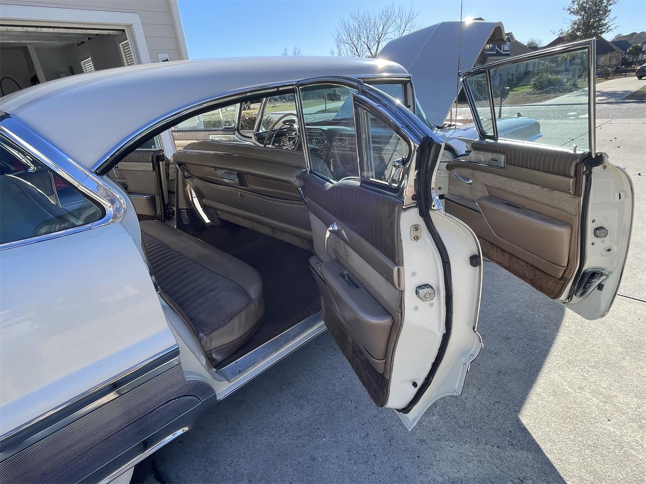 Cadillac-Fleetwood-1958-White-Tan-14