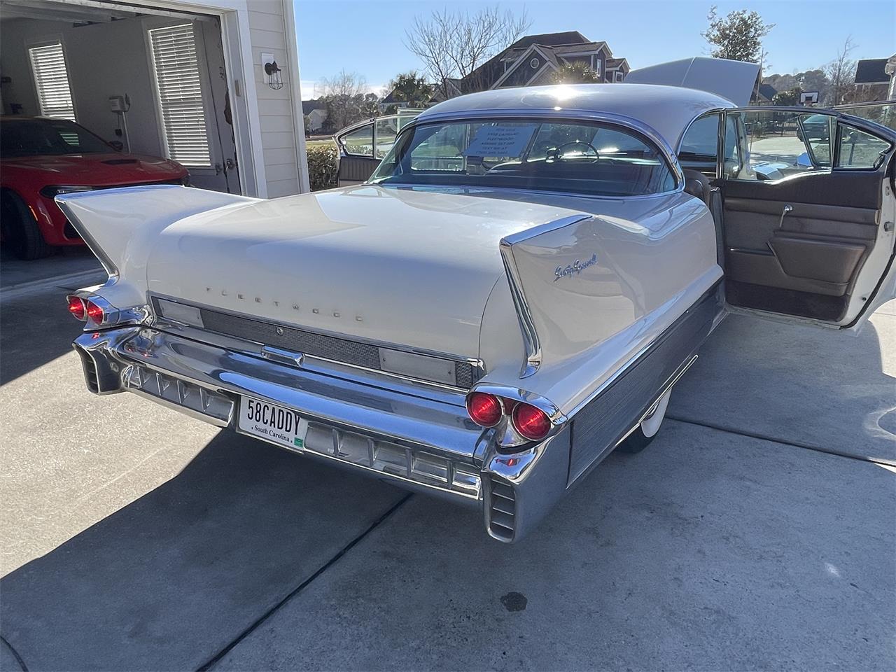 Cadillac-Fleetwood-1958-White-Tan-2