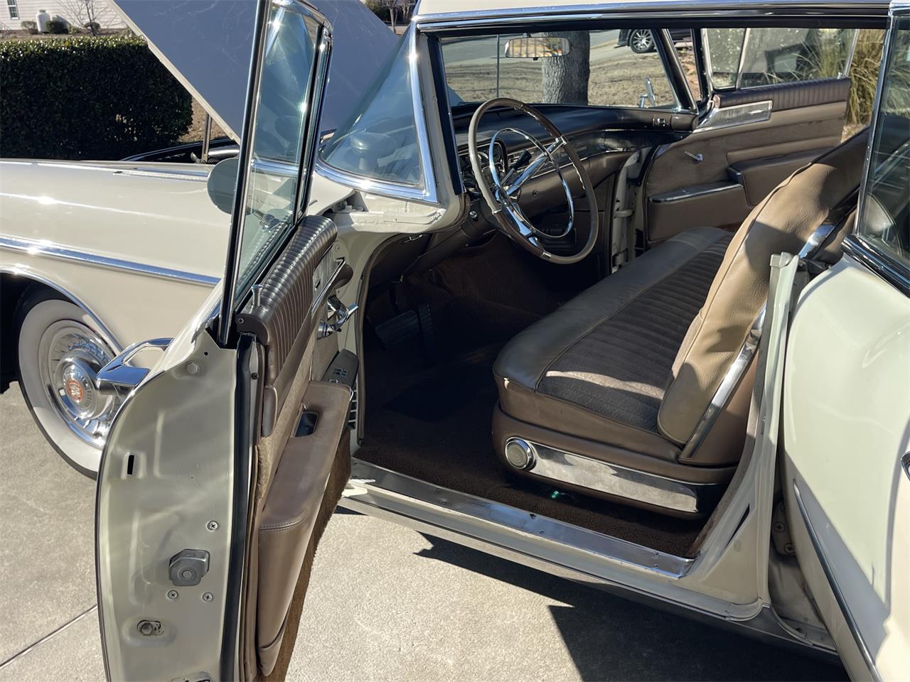 Cadillac-Fleetwood-1958-White-Tan-3