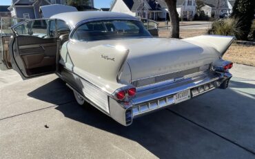 Cadillac-Fleetwood-1958-White-Tan-6