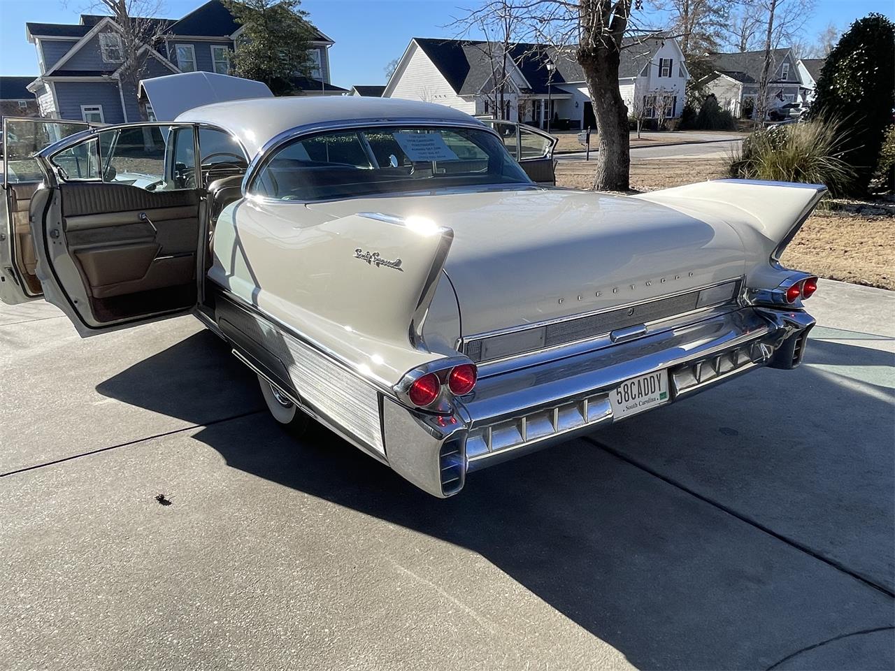 Cadillac-Fleetwood-1958-White-Tan-6