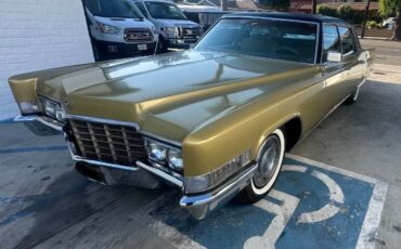 Cadillac-Fleetwood-1969-Gold