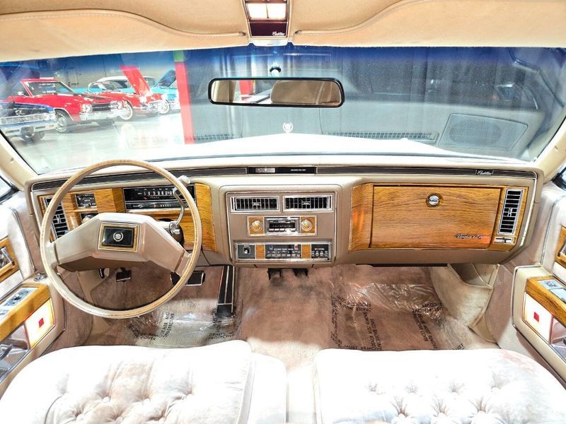 Cadillac-Fleetwood-1981-Sedan-10