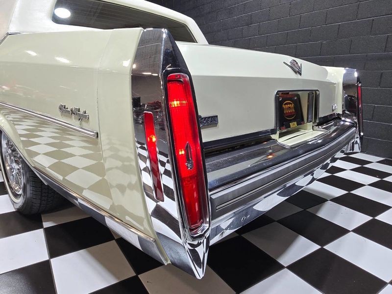 Cadillac-Fleetwood-1981-Sedan-2