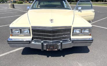 Cadillac-Fleetwood-1985-1
