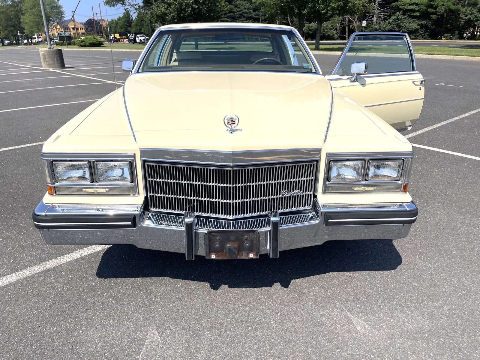 Cadillac-Fleetwood-1985-1