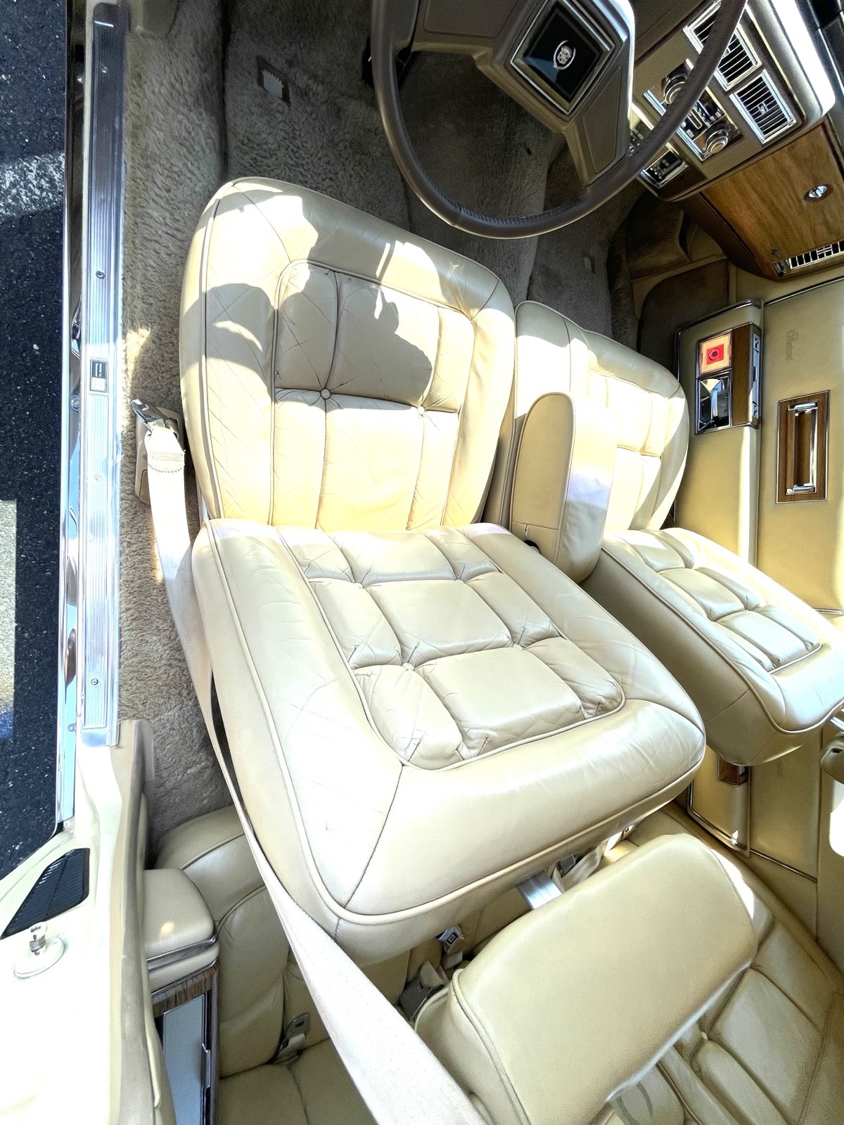 Cadillac-Fleetwood-1985-10