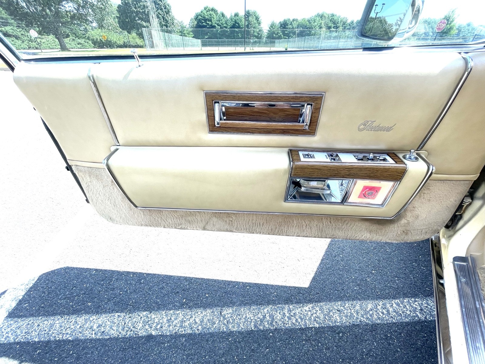 Cadillac-Fleetwood-1985-12