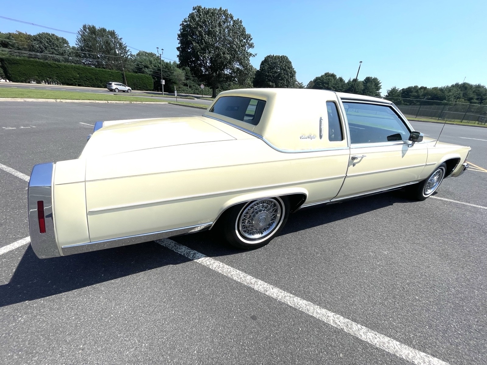 Cadillac-Fleetwood-1985-2