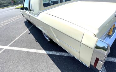 Cadillac-Fleetwood-1985-3