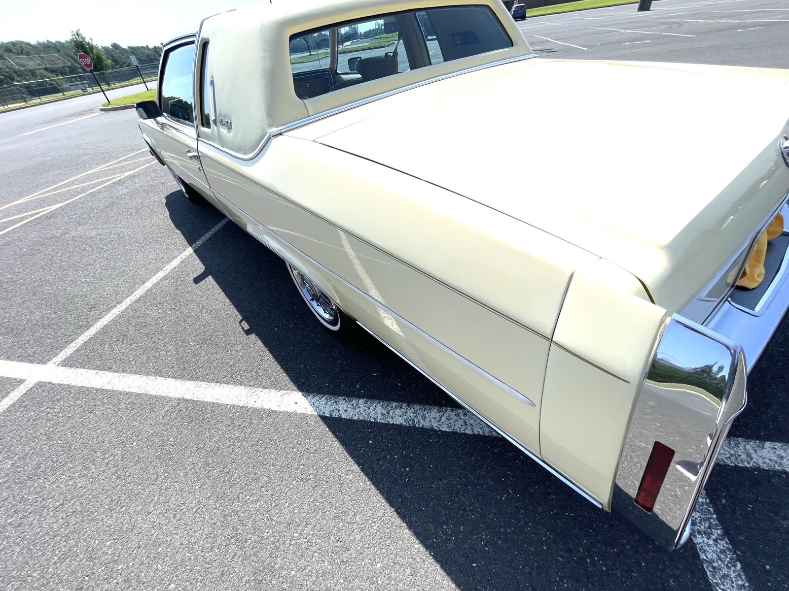 Cadillac-Fleetwood-1985-3