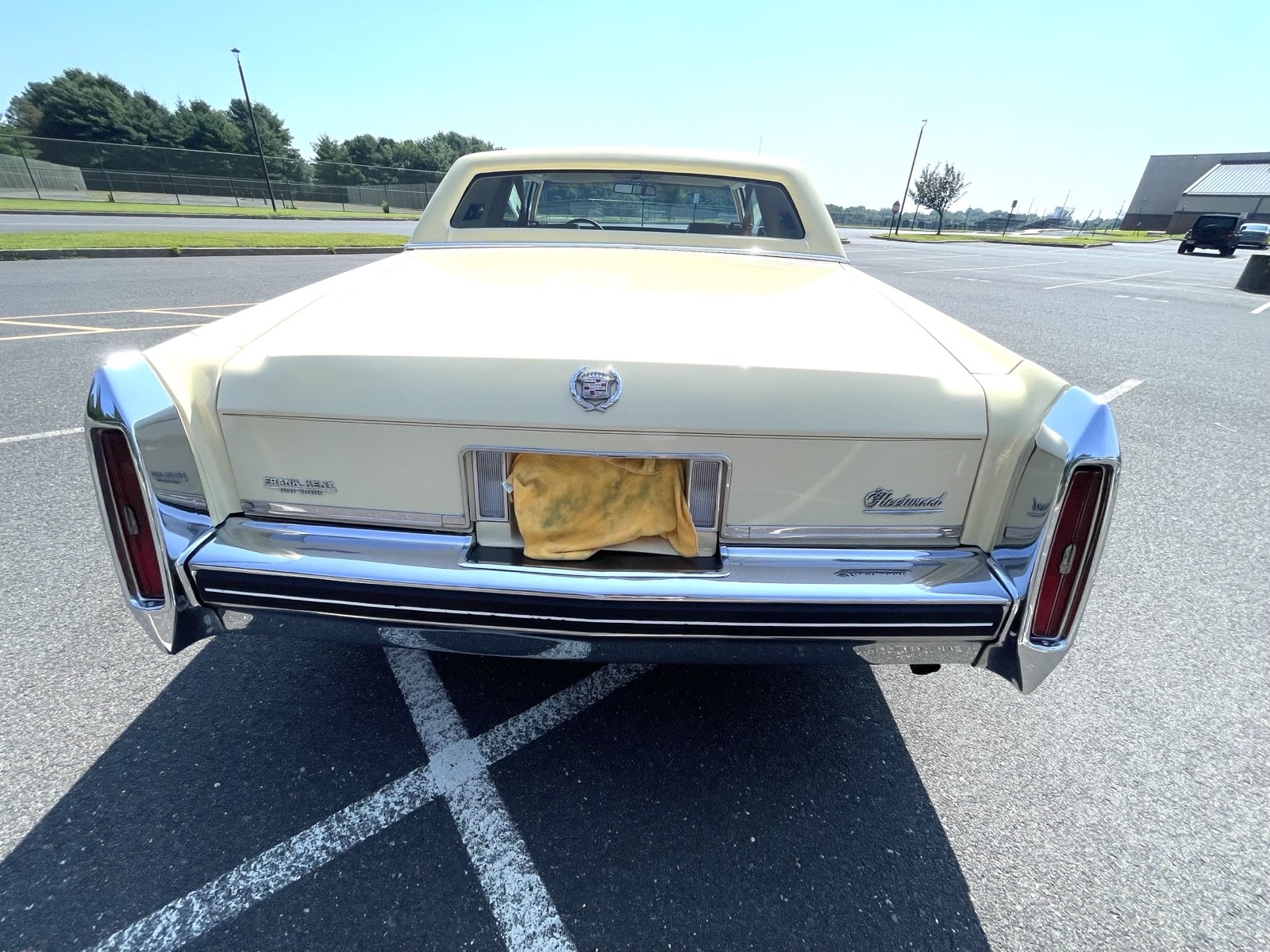 Cadillac-Fleetwood-1985-5