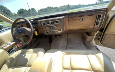 Cadillac-Fleetwood-1985-6